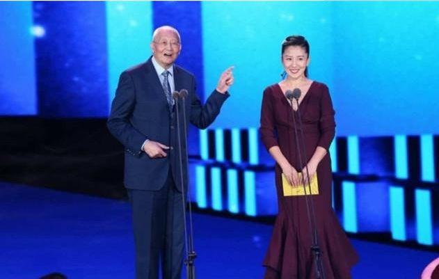中国首位冬奥冠军，获59枚金牌历经三段感情，退役后嫁给美国富豪