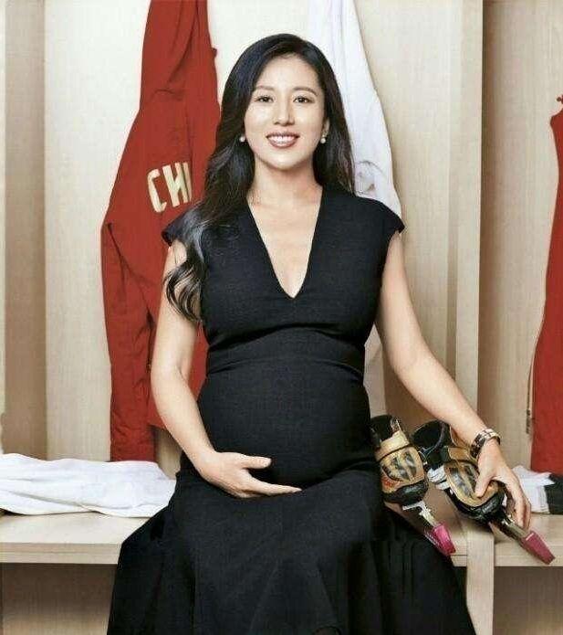 中国首位冬奥冠军，获59枚金牌历经三段感情，退役后嫁给美国富豪