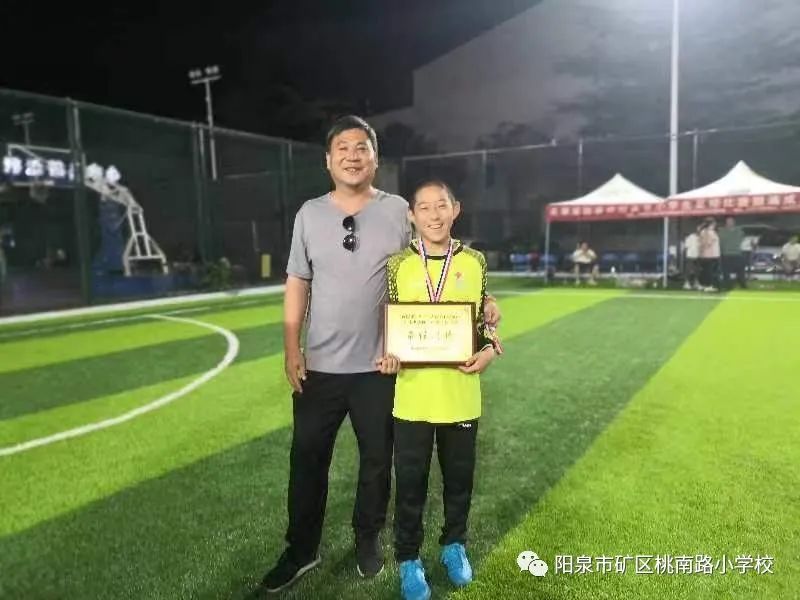 小学生足球冠军颁奖_小学足球赛颁奖词_足球冠军颁奖词
