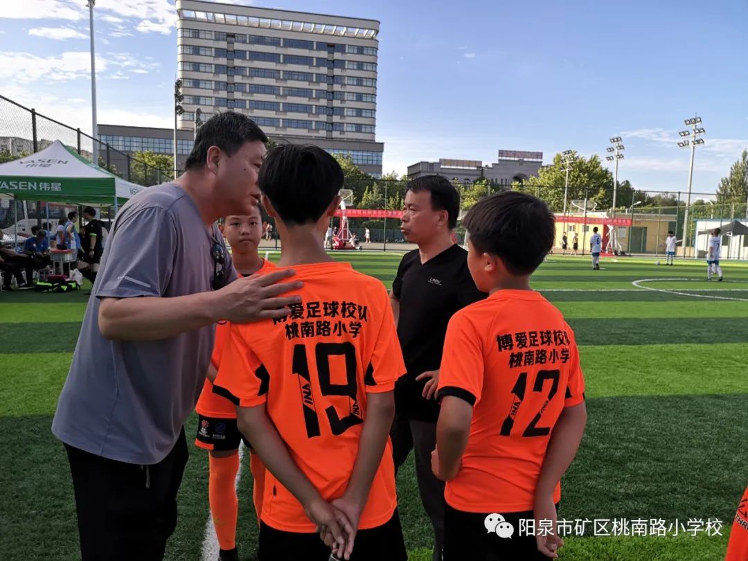 小学生足球冠军颁奖_足球冠军颁奖词_小学足球赛颁奖词