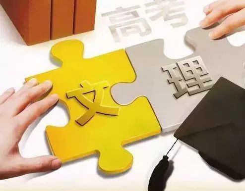 踢足球规则手抄报素材高中_关于踢足球的规则_踢足球体育手抄报
