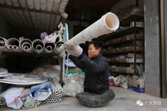 无腿男子刘满义50年创业路：从修自行车到开小卖部的励志人生